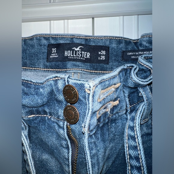 HOLLISTER CALIFORNIA  CURVY ULTRA HIGH- RISE MOM JEAN 👖 - Picture 3 of 6
